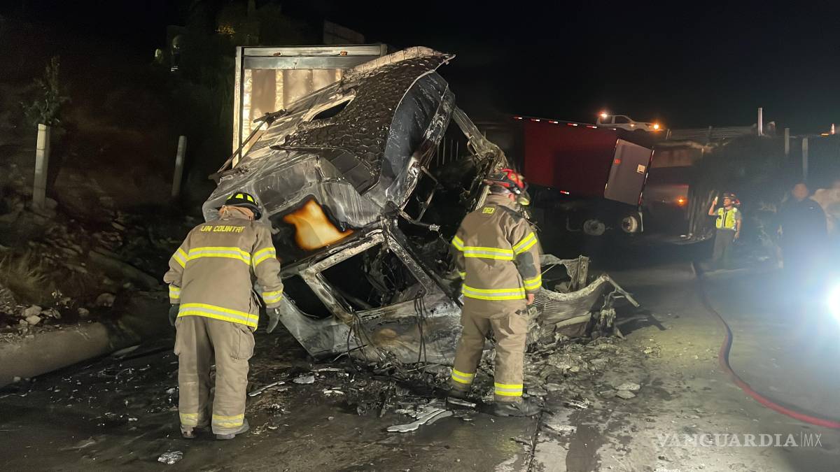 Trailero muere calcinado en volcadura, en Ramos Arizpe
