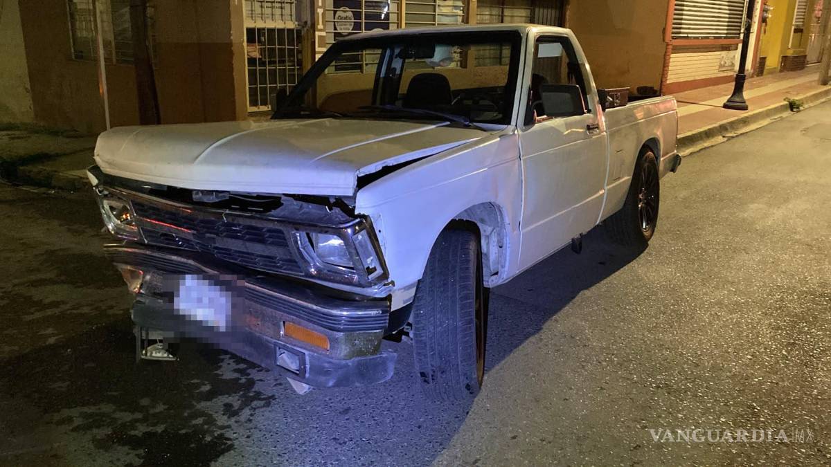 $!Paramédicos de la Cruz Roja brindaron atención médica al conductor de una camioneta Chevrolet S10, quien posteriormente fue trasladado a un hospital para una valoración más detallada.