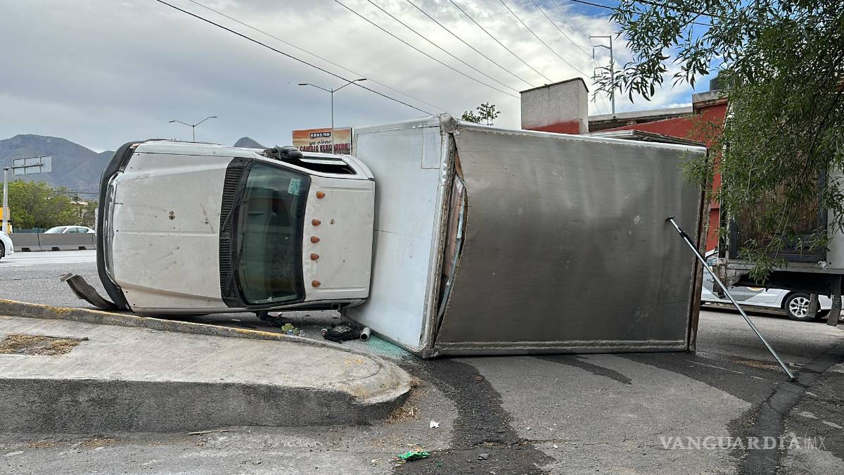 ‘Chelas’ hacen volcar a tráiler en periférico LEA de Saltillo