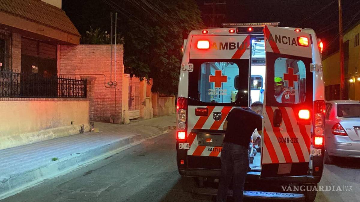 $!Paramédicos de la Cruz Roja brindaron atención prehospitalaria a los dos automovilistas involucrados, quienes presentaban golpes y lesiones menores, aunque ninguno requirió ser trasladado a un hospital.
