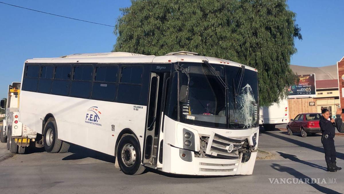 Choca y abandona su camión frente a Centro de Gobierno de Saltillo