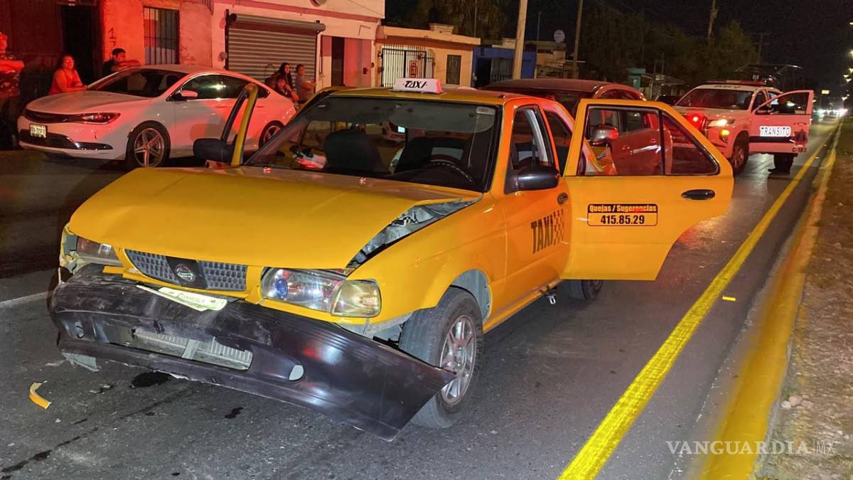 $!El accidente ocurrió cuando el taxi permanecía detenido en un filtro antialcohol instalado sobre el bulevar Mirasierra.
