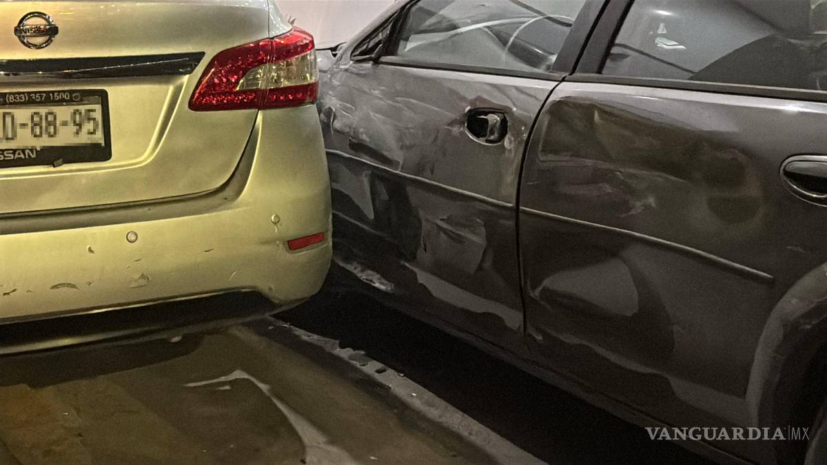 $!Daños materiales fueron reportados tanto en un vehículo estacionado como en un negocio de la planta baja.