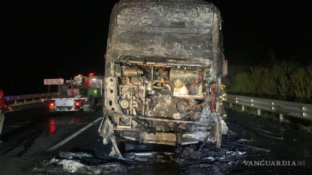 Autobús se incendia en la carretera 57 de Arteaga; transportaba alumnos a un viaje de estudios