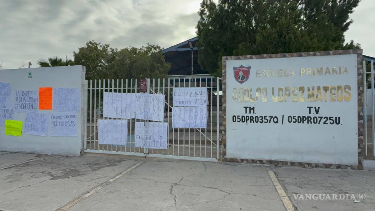 $!La primaria permanece sin servicios; padres de familia colocaron mensajes en la entrada para visibilizar el problema.