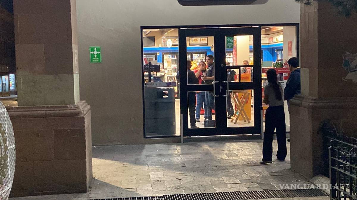 $!El establecimiento, ubicado sobre la calle Ignacio Zaragoza, permaneció acordonado mientras se realizaba el procesamiento de la escena.