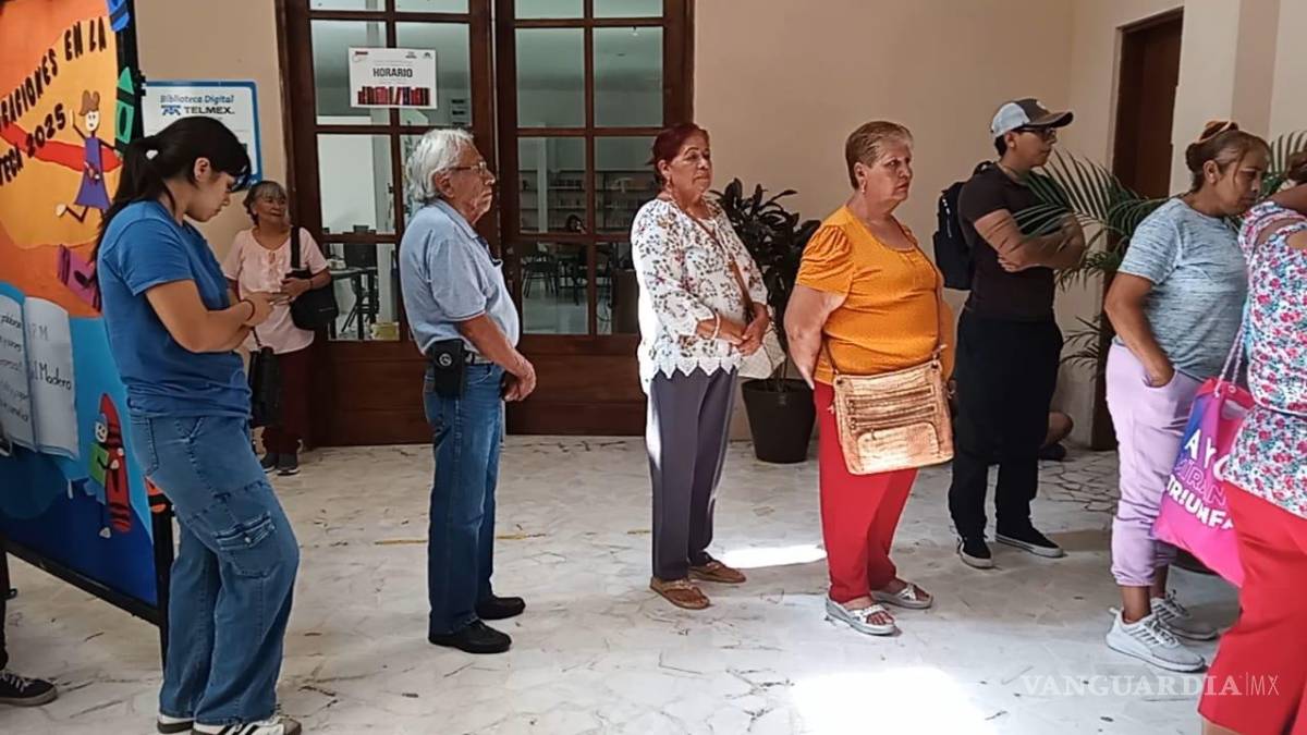 $!Ciudadanos forman largas filas desde la madrugada para alcanzar ficha en el módulo del INE.