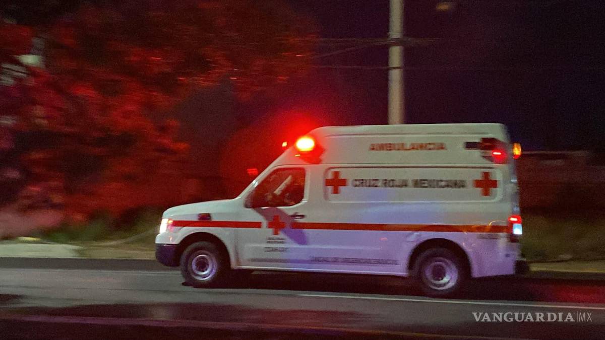 $!Paramédicos de la Cruz Roja valoraron a los ocupantes; el conductor fue trasladado a una clínica privada.