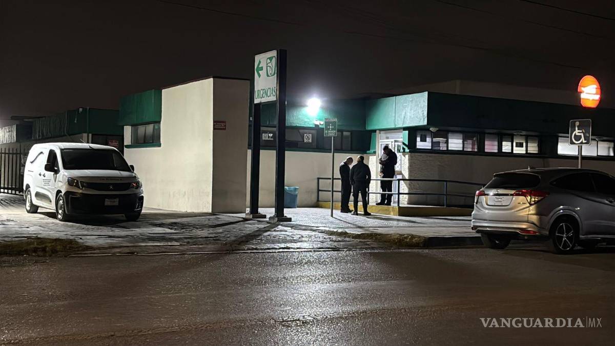 $!Paramédicos de la Secretaría de Salud trasladaron a la mujer lesionada a la Clínica 70 del IMSS.