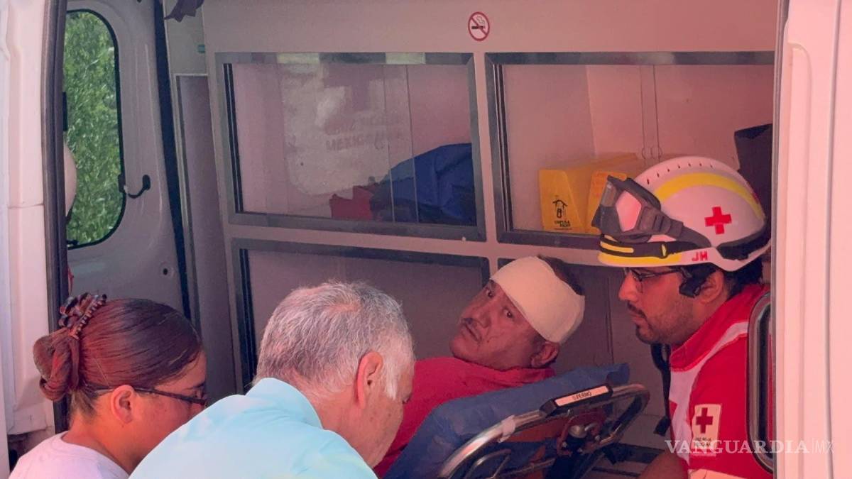 $!Paramédicos de la Cruz Roja trasladaron al comerciante al Hospital General para recibir atención médica.