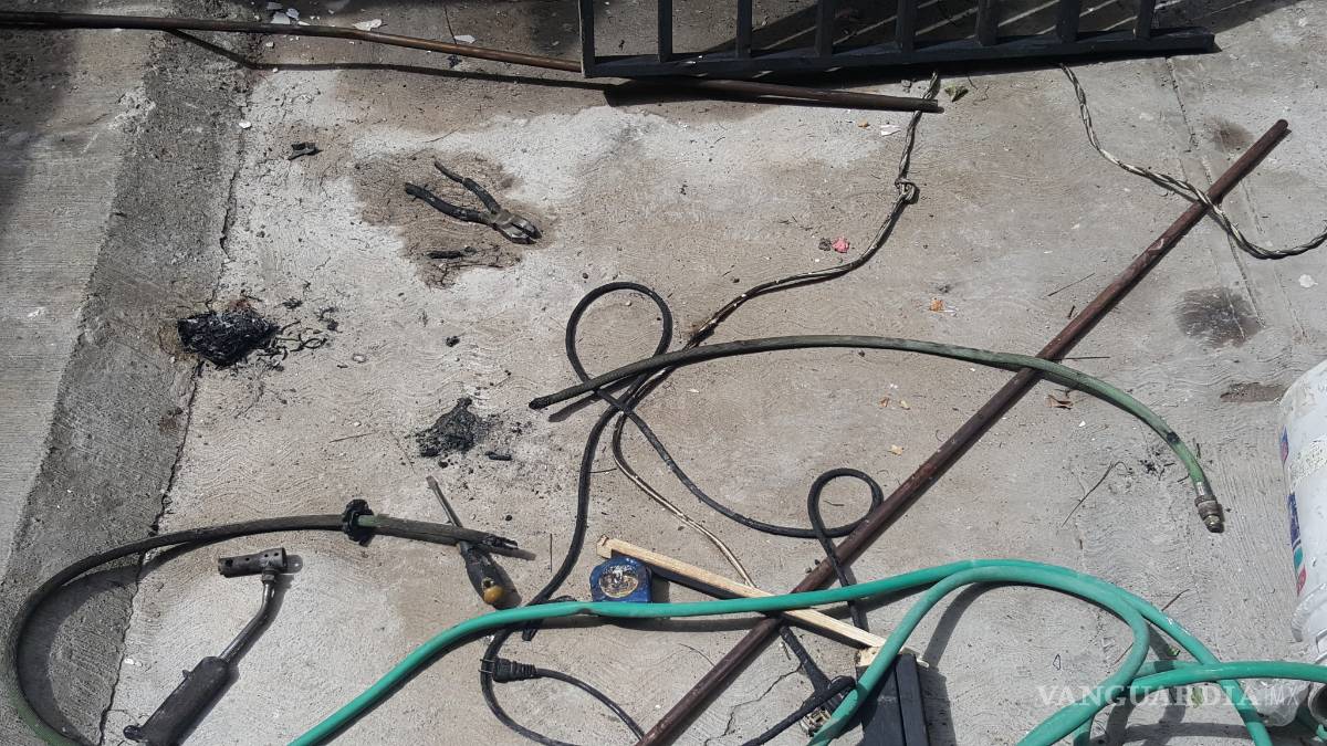 $!Flamazo causa quemaduras a plomero en Torreón