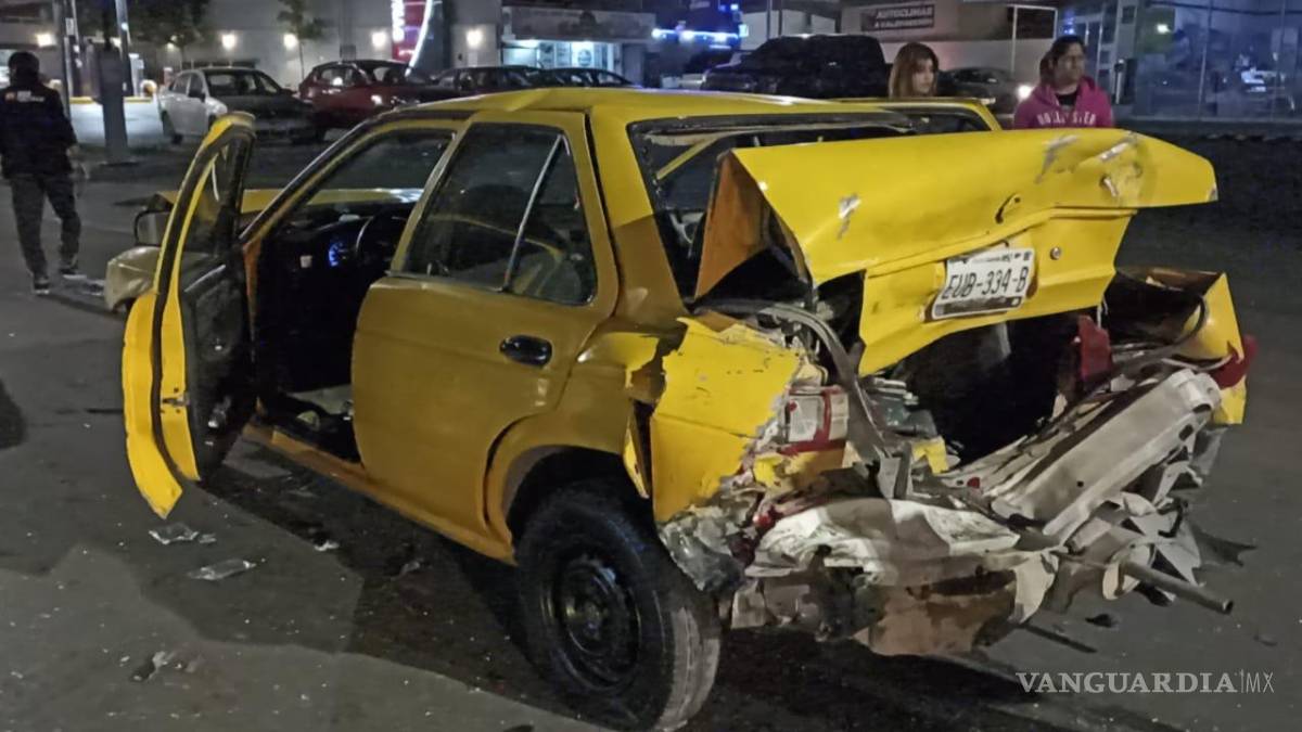 Saltillo: se pasa el rojo y choca contra taxi; pasajero resulta lesionado
