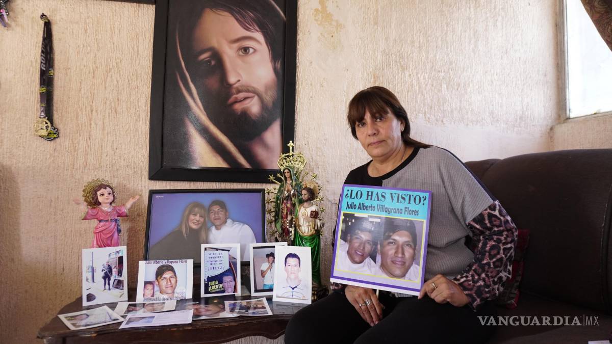 $!Luz Flores con fotografías de Julio Alberto Villagrana Flores, desaparecido el 21 de marzo de 2011.