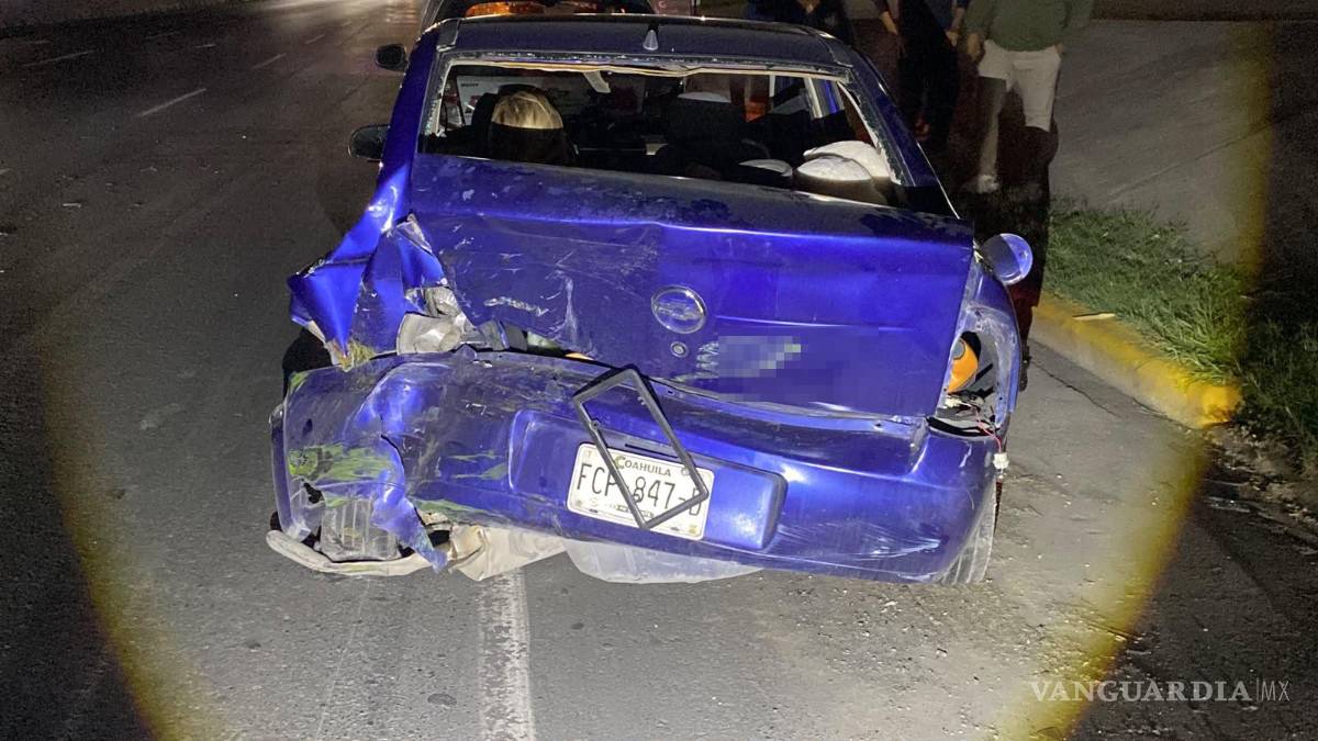 $!Paramédicos y rescatistas acudieron al lugar para valorar a los conductores involucrados en el percance múltiple; pese a los cuantiosos daños materiales y a lo aparatoso de los hechos, ninguno de los participantes requirió ser trasladado a un hospital.