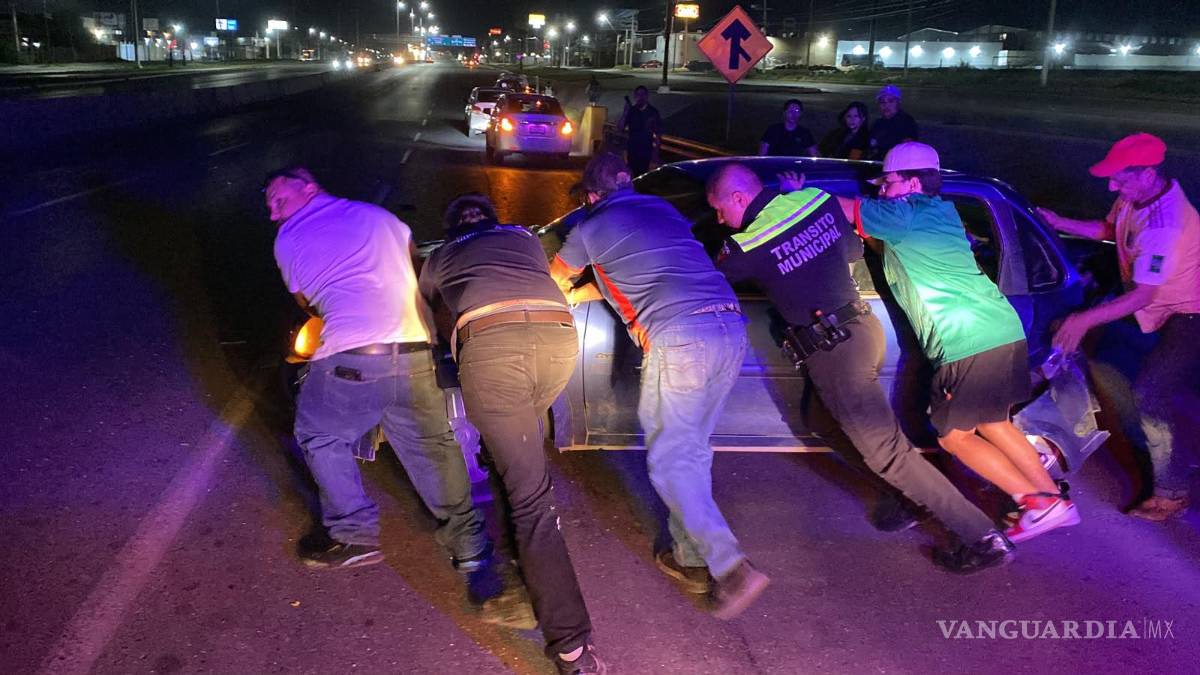 $!Elementos de Tránsito Municipal realizaron el peritaje correspondiente y procedieron con la detención del conductor señalado como responsable, quien presuntamente manejaba bajo los efectos del alcohol al momento del accidente.