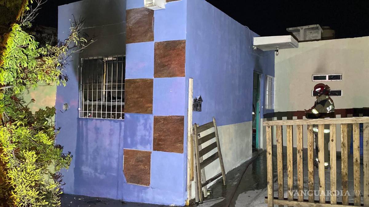 $!Vecinos sofocaron las llamas antes de la llegada de Bomberos; el fuego consumió una habitación y no se reportaron personas lesionadas