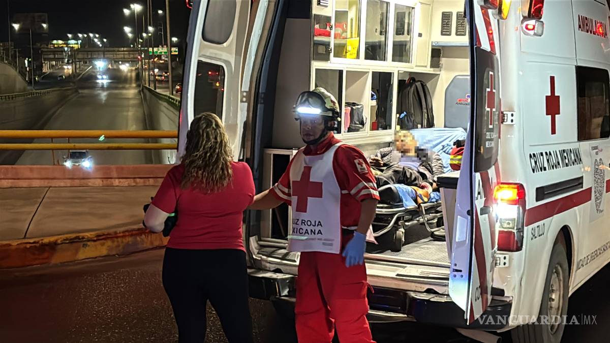 $!Paramédicos de la Cruz Roja valoraron al lesionado en el sitio; sin embargo, el hombre decidió no ser trasladado en ambulancia y fue llevado por sus familiares a un hospital.
