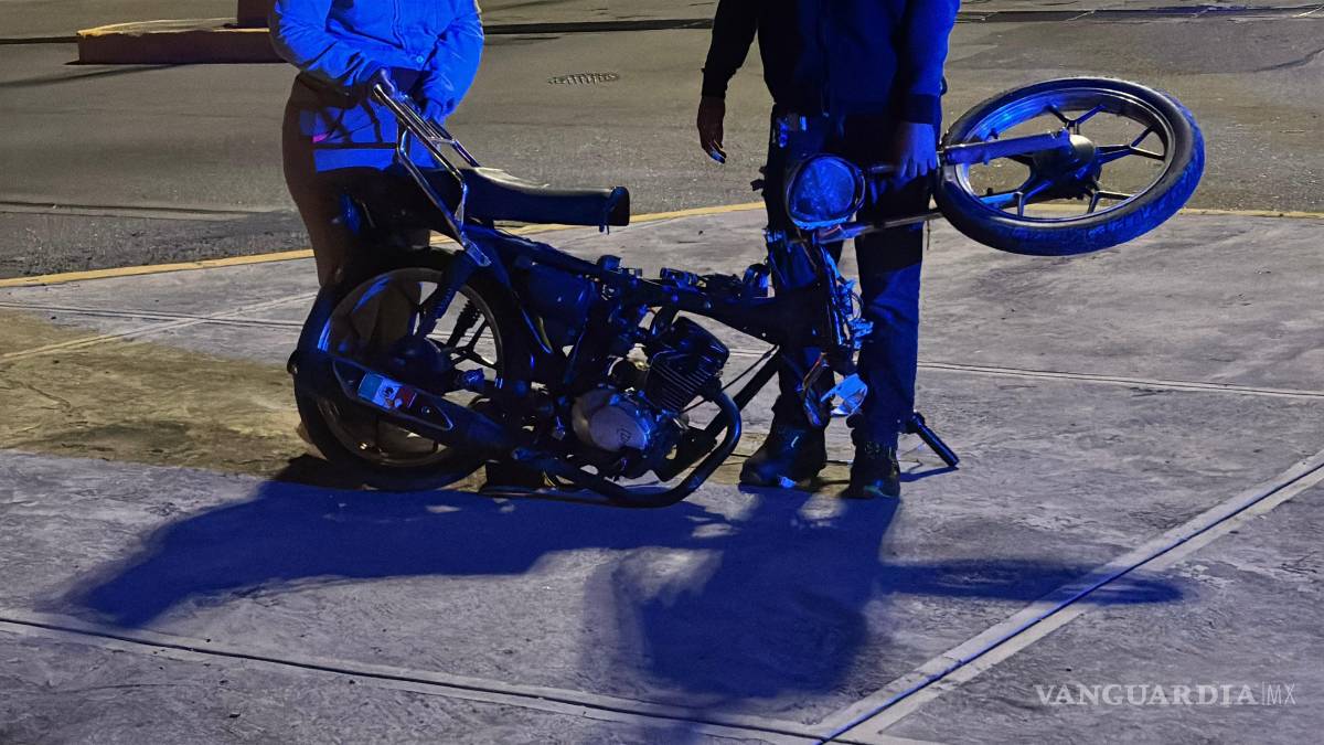 $!Familiares del motociclista arribaron al lugar del accidente para retirar la unidad siniestrada, la cual fue subida a un vehículo particular tras quedar inservible por el impacto.