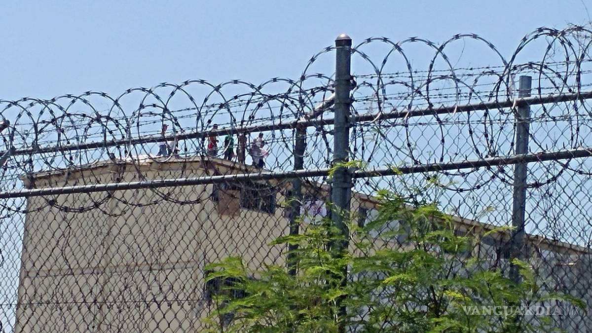 $!Trasladan reos en Nuevo León; reportan incendio y detonaciones en penal de Topo Chico