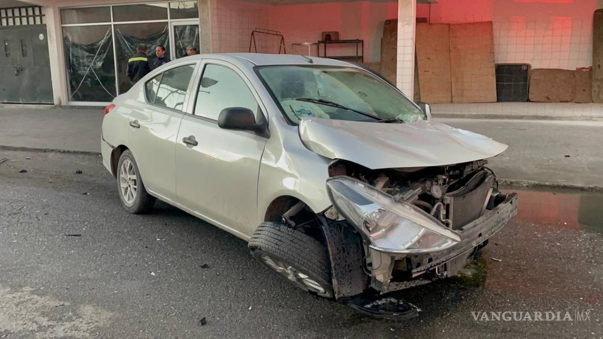 $!El auto terminó destrozado del frente.