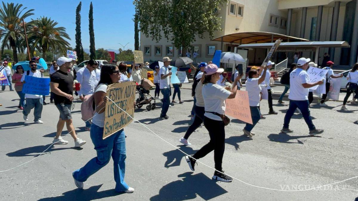 $!Integrantes del colectivo “Soy papá no criminal” marcharon y bloquearon el Periférico Luis Echeverría en Saltillo.