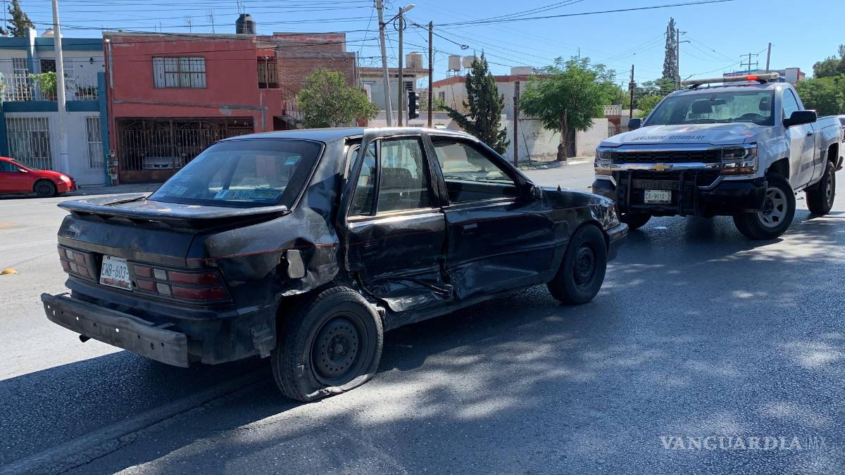 La chocan por ignorar semáforo en Valdés Sánchez y Chiapas de Saltillo