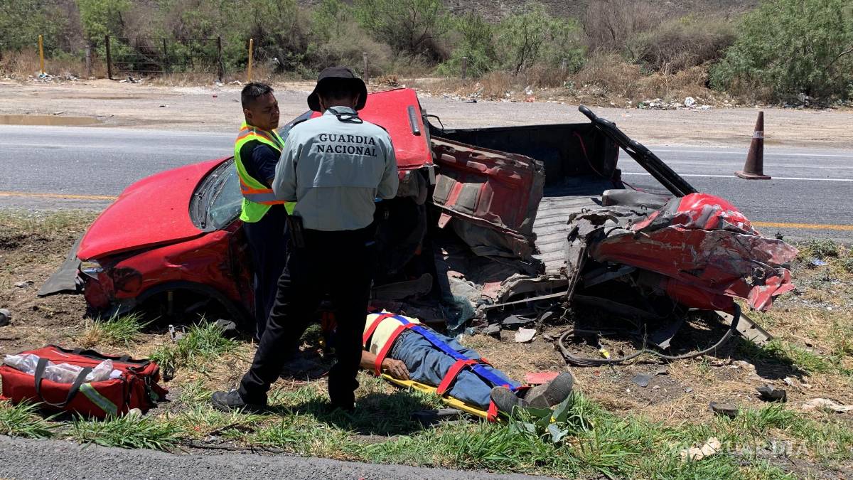 Queda grave tras intentar ganarle el paso a una pipa en la carretera Saltillo-Torreón
