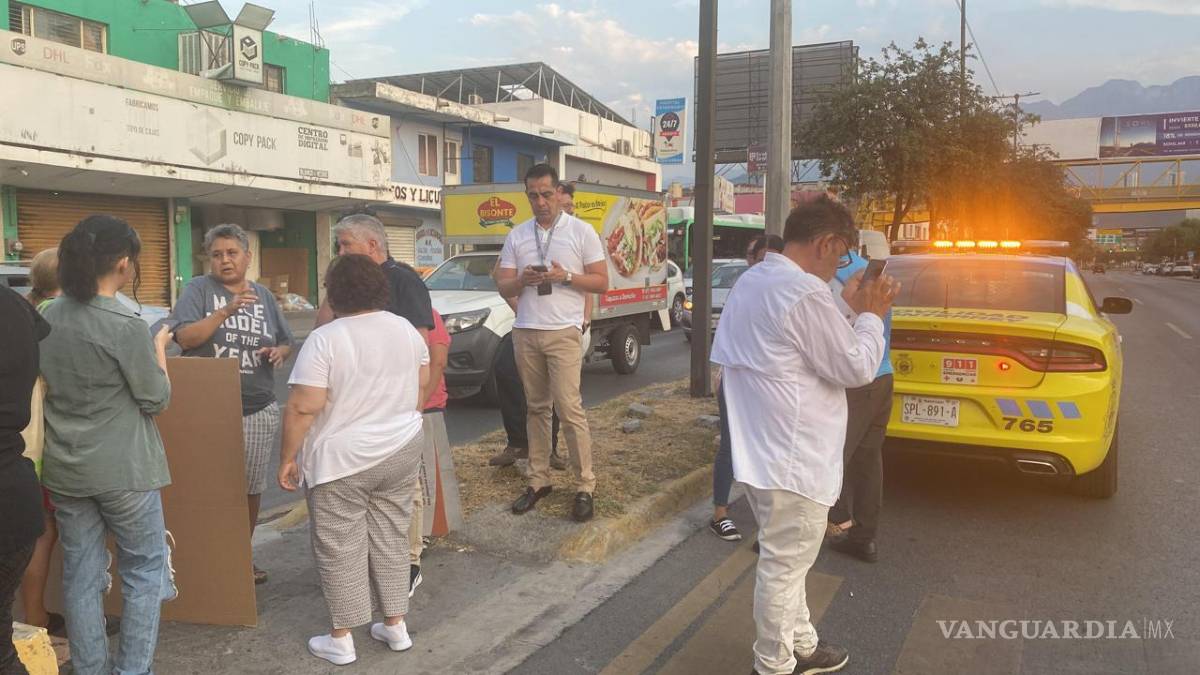 Arman bloqueos viales en Nuevo León para demandar luz en sus hogares