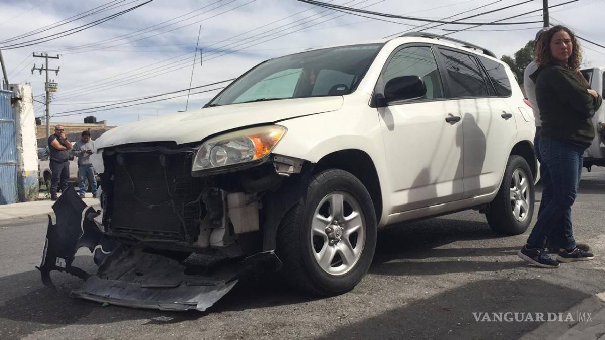 $!Joven conductor se pasa alto y ocasiona volcadura en Saltillo