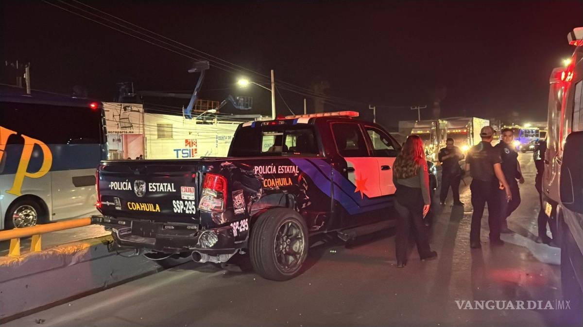 $!Una patrulla estatal resultó severamente dañada al ser embestida por el tráiler en el cruce con bulevar Manuel Acuña.