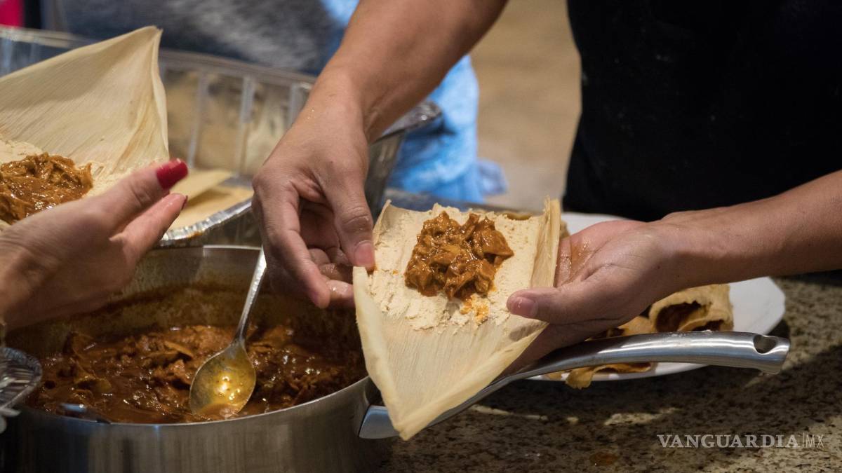 $!Los tamales listos para cocinar, representando la diversidad de formas y sabores que adornan la mesa mexicana en esta festividad tan especial.