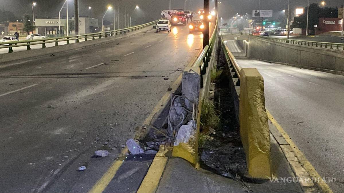 $!La camioneta Ford F-150 terminó con severos daños tras cruzar al sentido contrario y estrellarse contra los barandales de contención.