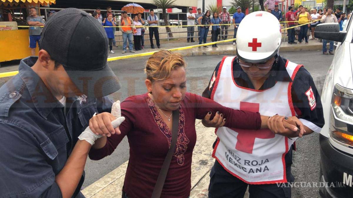 $!Chofer del transporte público atropella a peatones en Saltillo; hay dos heridos de gravedad