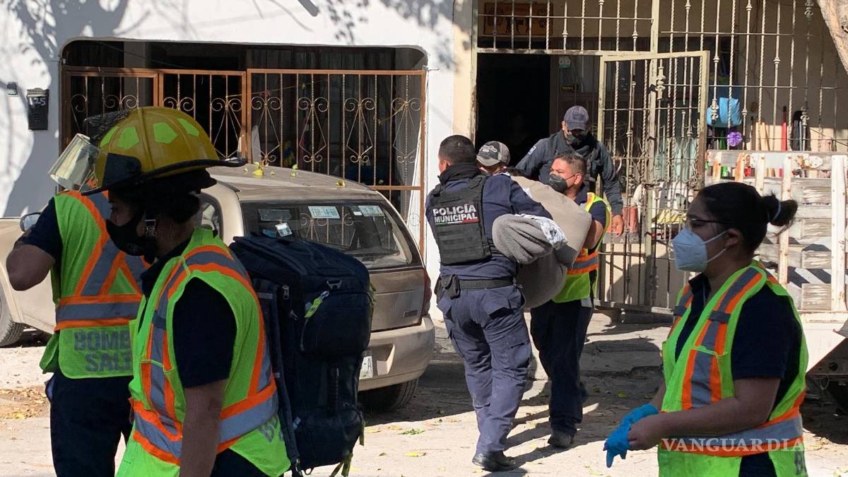 Drogado, joven amaga con lanzarse desde un árbol en colonia al norte de Saltillo