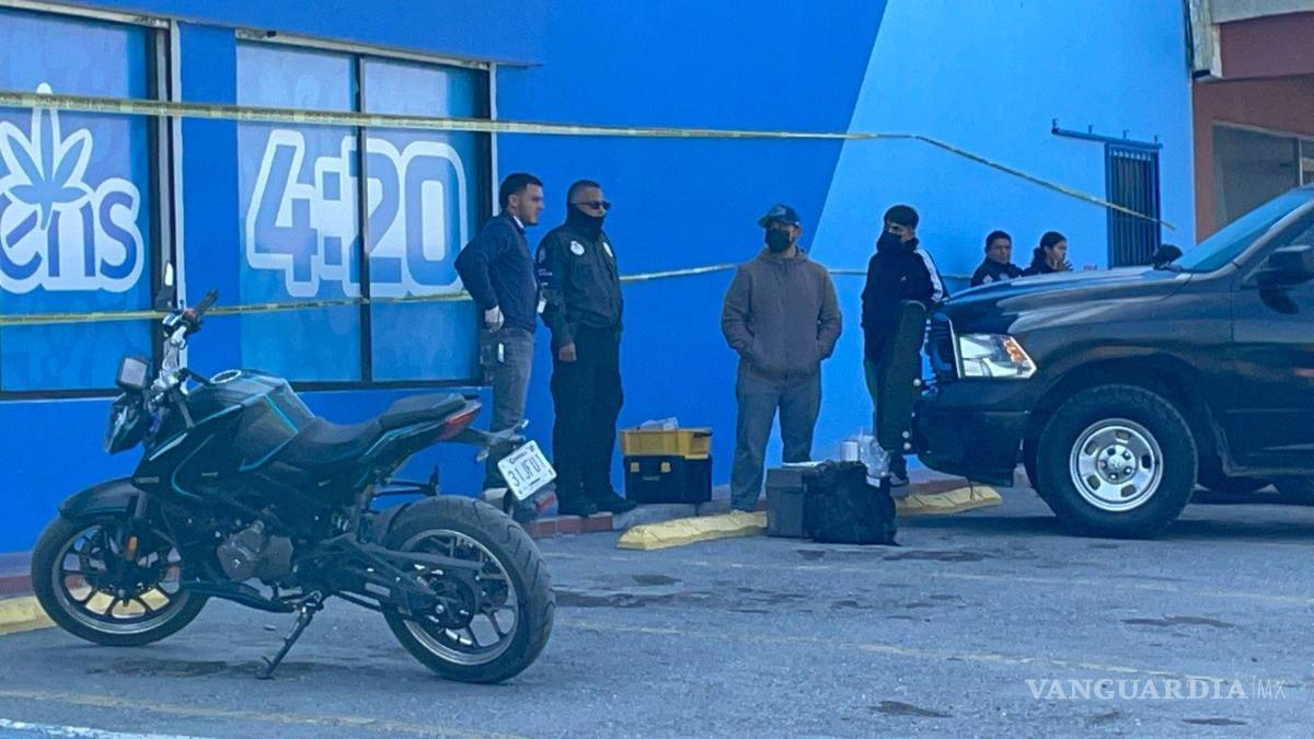 $!Peritos de la Fiscalía General del Estado tomaron muestras de los productos para su análisis.