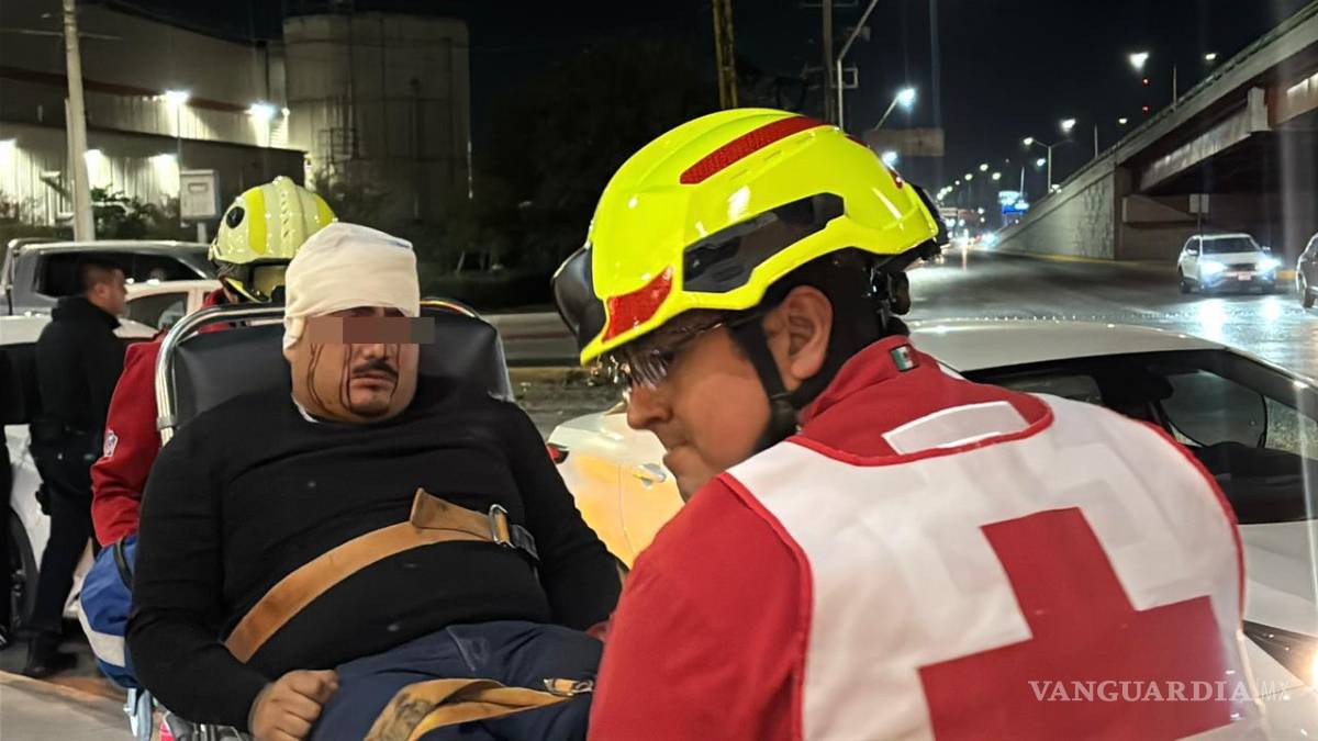 $!Paramédicos de la Cruz Roja brindaron atención médica a los involucrados, uno de ellos con lesiones visibles en la cabeza.