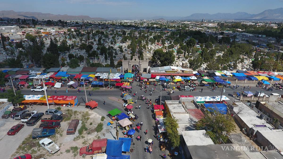 $!Llenan de vida los panteones en Saltillo