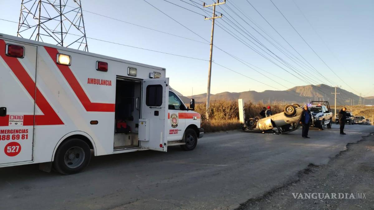 $!Al lugar acudieron paramédicos a bordo de la unidad 527 de bomberos de este municipio para valorar a Alejandra, que se negó a ser trasladada al hospital. FOTO: DANIEL DE KÓSTER
