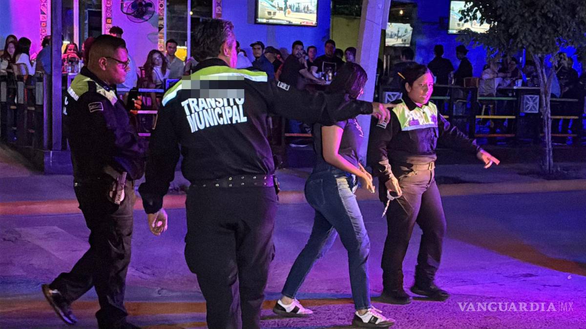 $!La conductora fue detenida tras presentar aliento alcohólico, según autoridades.