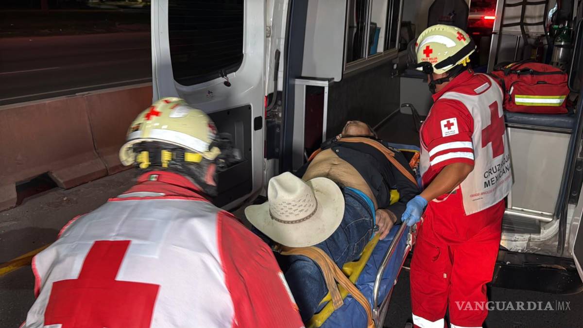 $!Paramédicos de la Cruz Roja trasladaron al adulto mayor a la Clínica 2 del IMSS, donde recibiría atención médica por las lesiones sufridas.