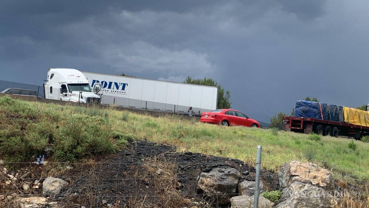 Pavimento mojado provoca accidentes de tráileres, en Arteaga; uno de ellos fue víctima de rapiña