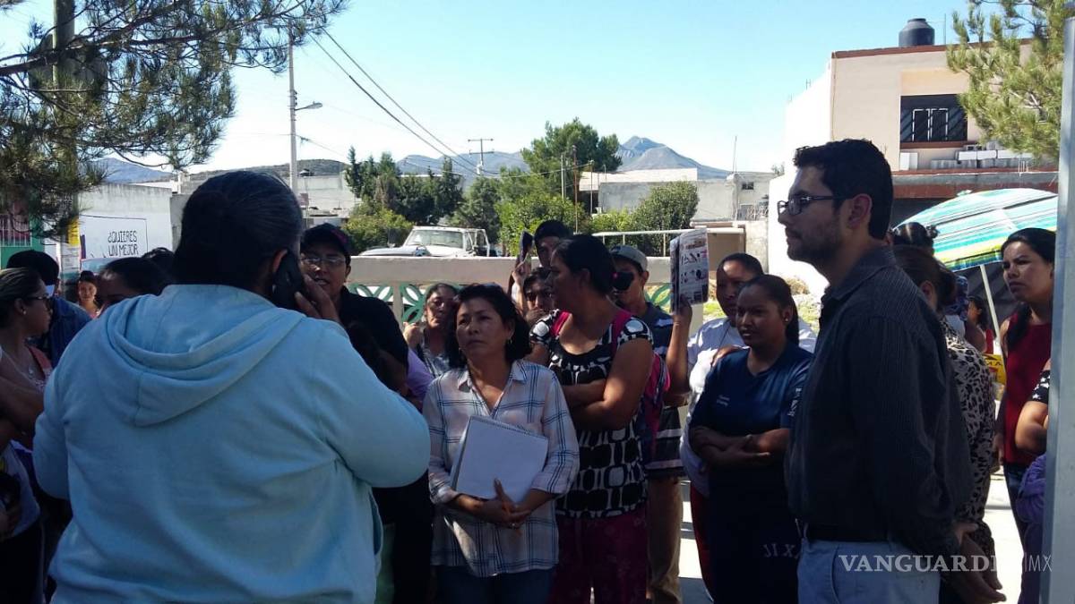$!Cierran escuela padres por desacuerdo de obra
