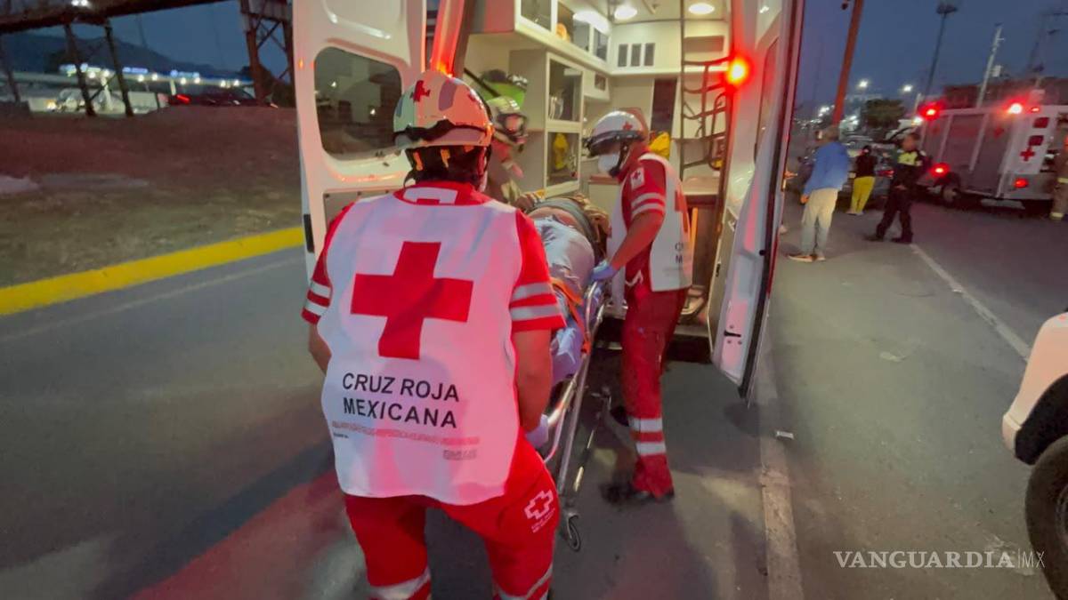 $!El conductor del automóvil, identificado como Edson, de 27 años, fue trasladado a un hospital privado tras resultar con diversas lesiones derivadas del impacto registrado a las 05:15 horas.