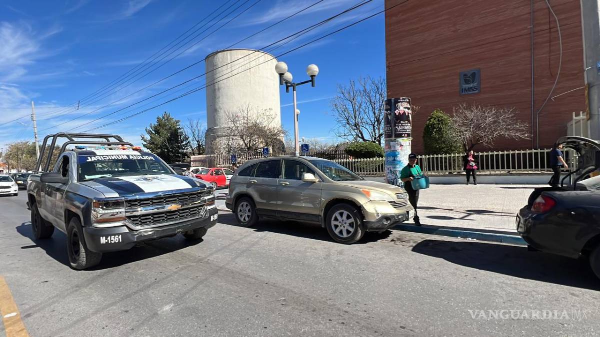 $!Agentes de la Policía Municipal y bomberos se desplegaron rápidamente en respuesta a la emergencia en la Clínica 82, ubicada en el fraccionamiento Urdiñola.
