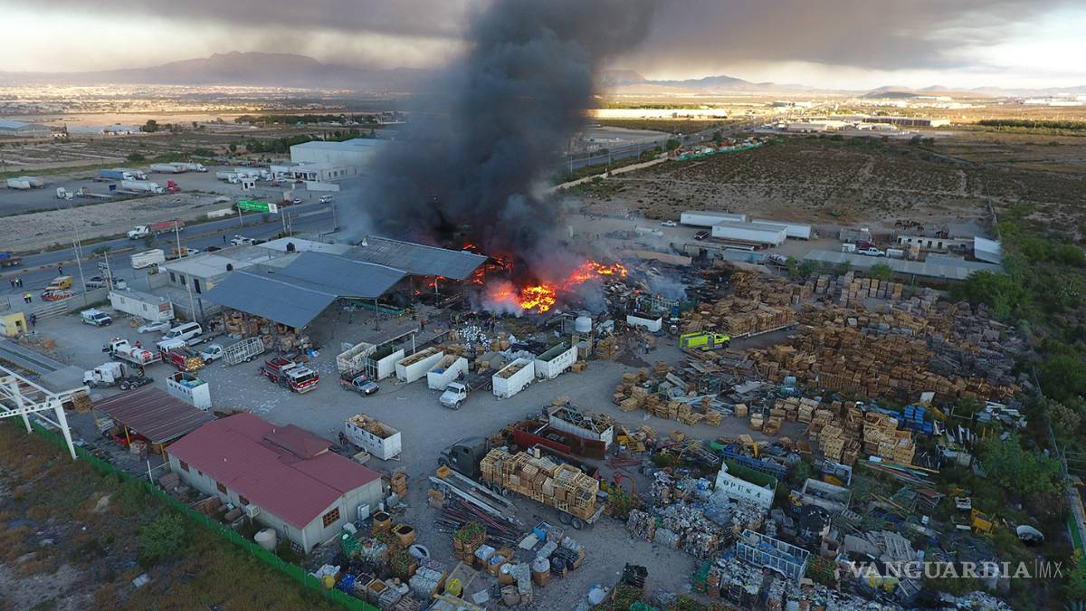 $!Incendio consume recicladora en Arteaga, Coahuila (Fotos)