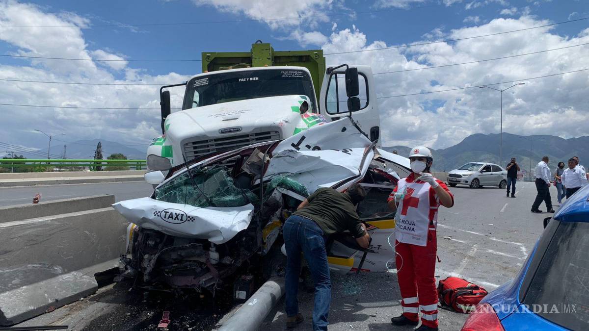 $!El hombre permaneció prensado por cerca de una hora, luego fue trasladado a nosocomio.