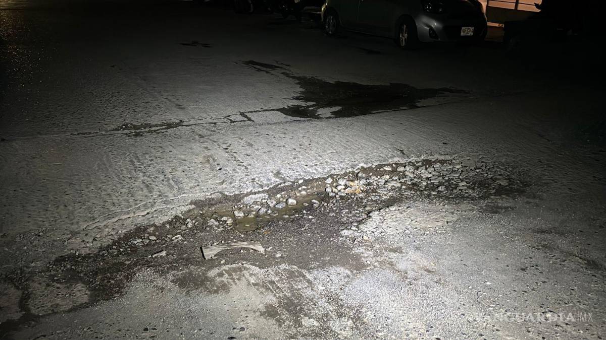 $!Habitantes pidieron a las autoridades reparar el bache para evitar más percances.