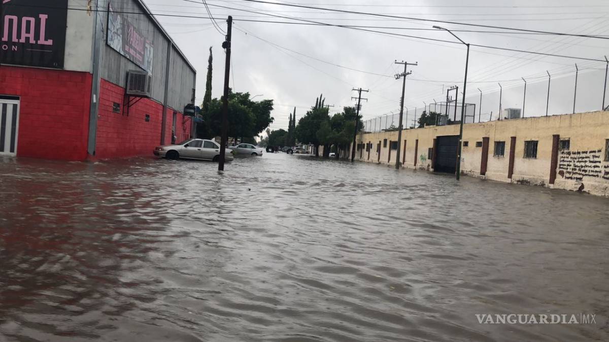 $!Intensas lluvias inundan de nuevo a Torreón, Coahuila