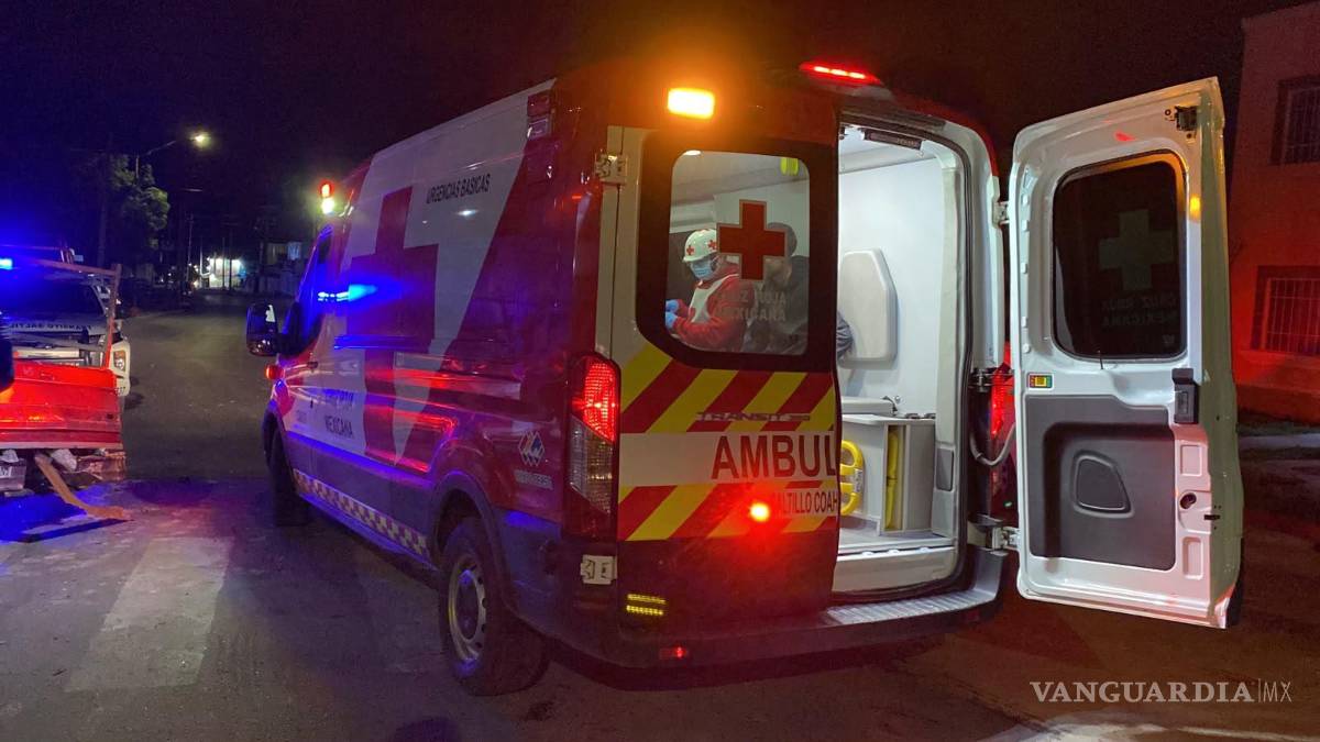 $!Paramédicos de la Cruz Roja acudieron al lugar para valorar a los ocupantes de ambos vehículos, quienes presentaron golpes diversos, aunque ninguno requirió traslado hospitalario.