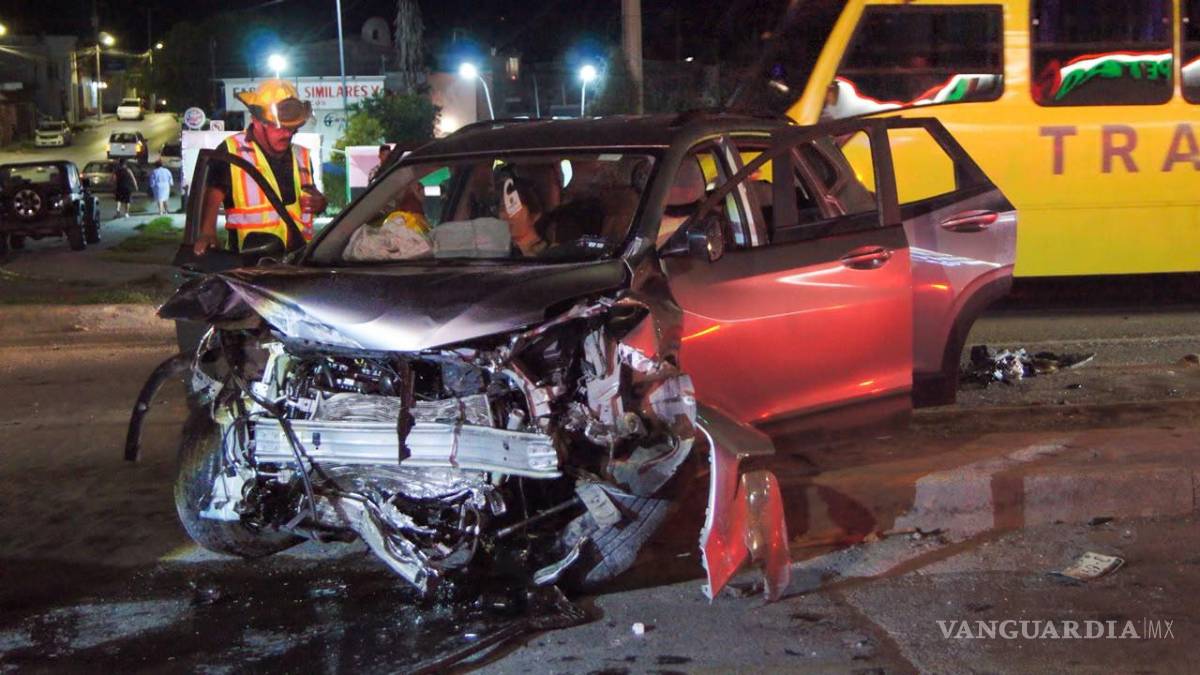 $!La fuerza de la colisión dejó importantes daños en el Jetta, cuyos ocupantes tuvieron que ser auxiliados por los cuerpos de emergencia.